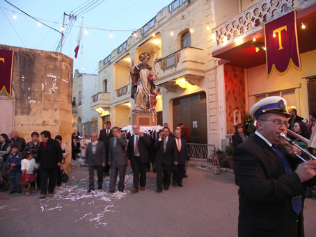 F4 Statue arrives in the Square