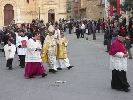 C8 Bishop flanked by the two deacons