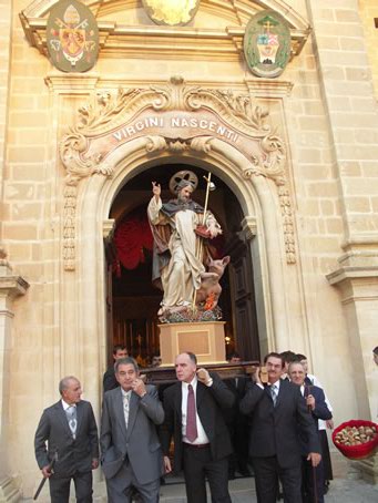 A7 Statue of Sant'Anton leaves the Basilica