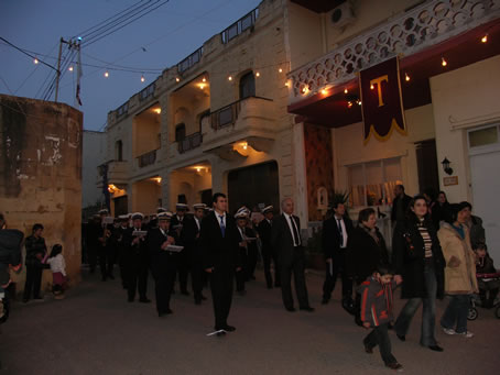 F2 Victory Band arrives in St Anthony Square