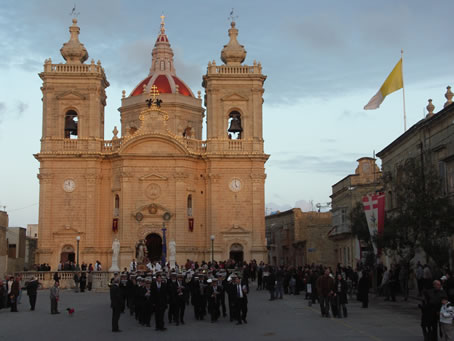 B5 Procession on the move