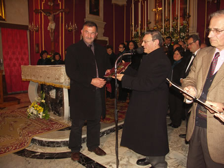 D2 Rector presenting a souvenir to Zebbug Mayor