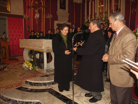 C9 Rector presents the Minister with a souvenir