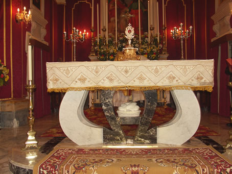 B2 The altar compliant with the liturgy