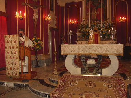 F3 Relic of the Saint exhibited on altar