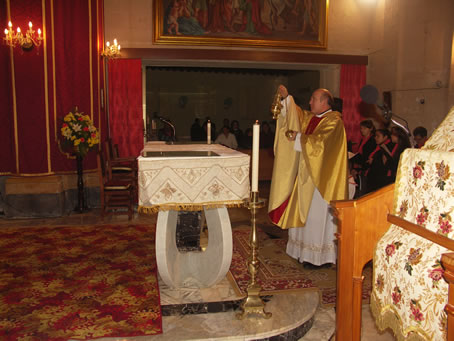 B6 Incensing the altar