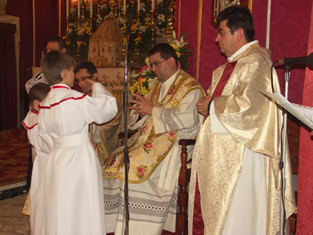 E2 Preparing incense for Gospel