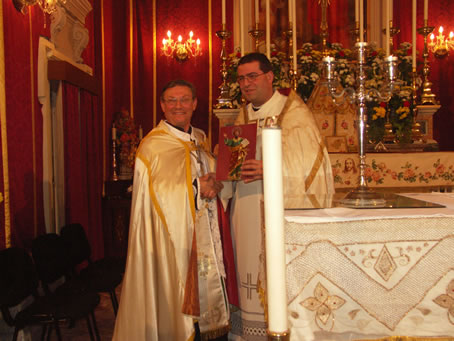 J6 Archpriest Micallef receiving a souvenir