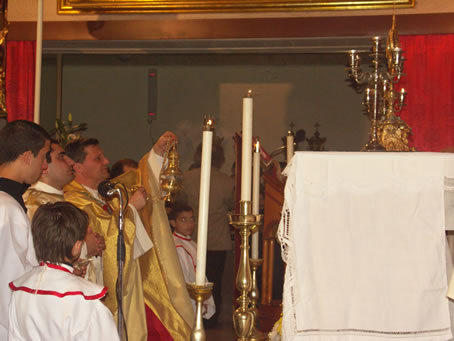 E9 Incensing the Holy Eucharist