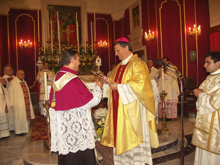 F5 Bishop receives memento from Rector