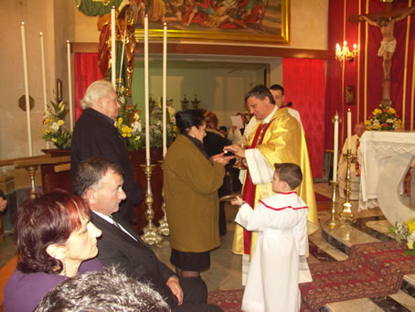 E3 Bishop's mother receives Holy Communion