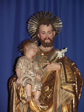 F6 Artistic statue of St Joseph holding Baby Jesus