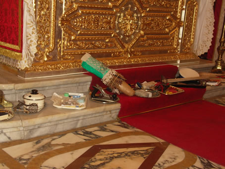 C4 Offerings at foot of High Altar