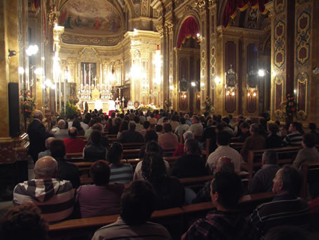 D4 The congregation in the nave