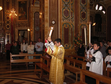 A5 Deacon Bajada leads procession to Altar