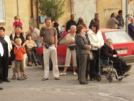 A4 Tourists and ypung and elderly look on