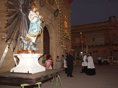 A5 Statue of Crowned Bambina near front door