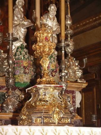 H2 Reliquary holding the relic of Our Lady