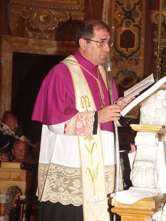 H3 Archpriest leading the prayers