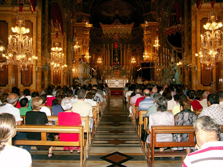 C2 The nave during sermon