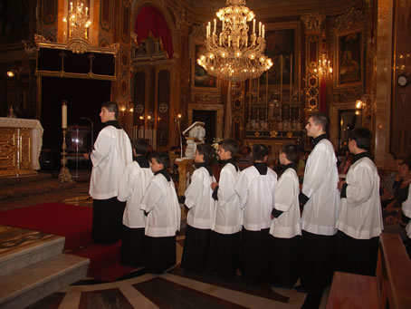 E7 Altar boys line up to receive Holy Communion