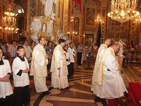 A2 Celebrants move to High Altar