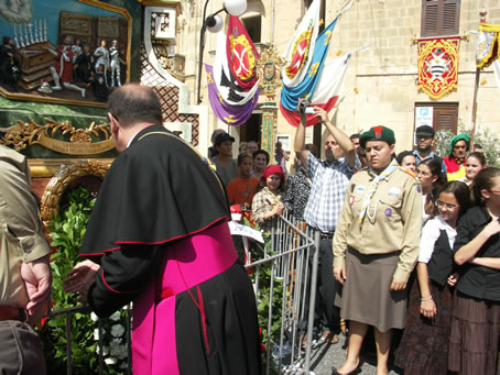 M6 Mgr Archpriest laying the wreath