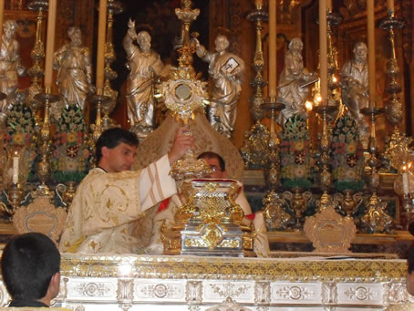 S5 Blessed Sacrament placed back on Altar