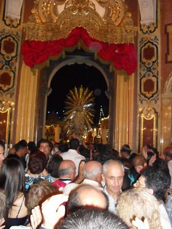 Q2 Statue in Basilica doorway