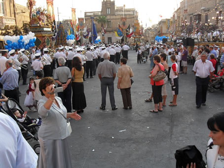 B8 Leone Band in Victory Square