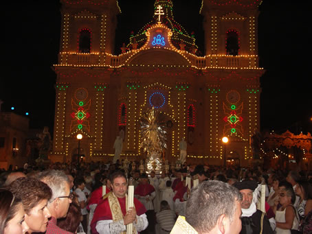 F6 Colourful illumination of facade of Basilica