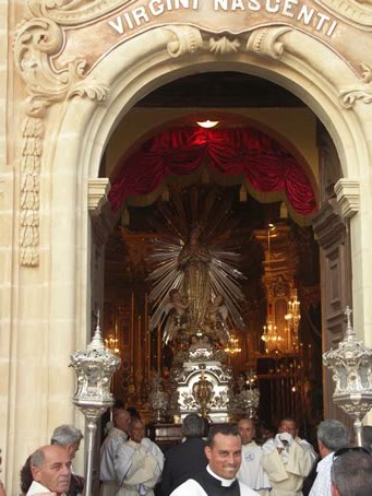 C1 Statue approaches the door of the Basilica