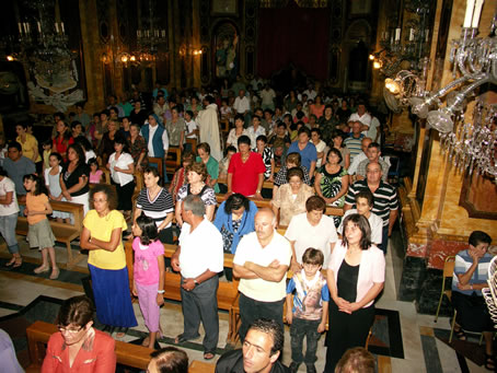 F2 Congregation in nave