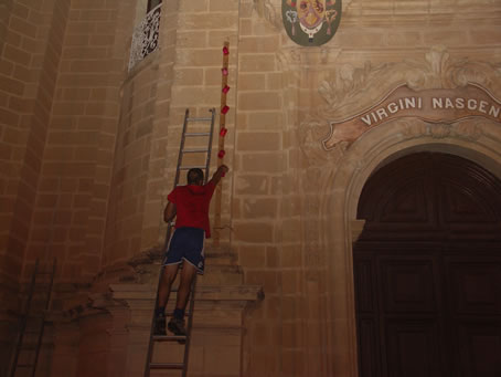 G4 Hanging oil lamps to the Church facade