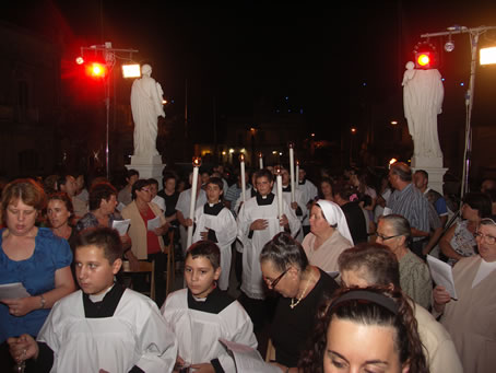 E5 Procession moves up the parvis