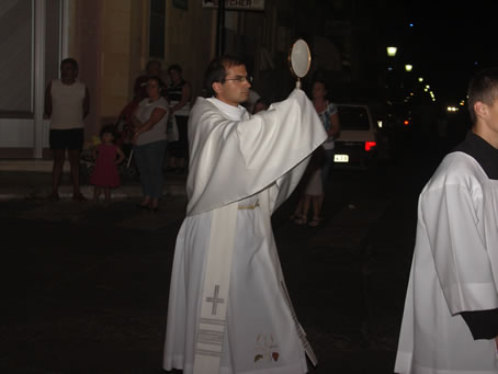 E4 Fr Richard N Farrugia with the Holy Eucharist