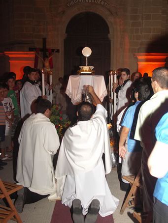 H1 Incensing Holy Eucharist prior to Benediction