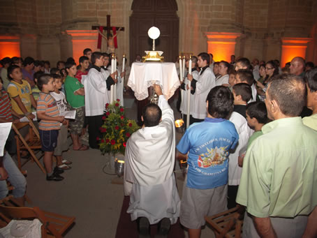 E8 Incensing the Blessed Sacrament