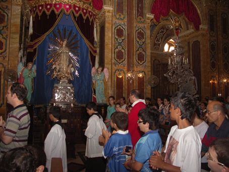 B3 Archpriest passes in front of the statue