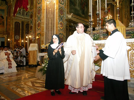 D5 Sr M Giustina proudly exhibits the Parish present