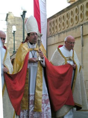 A6 Archpriest carrying the reliquary