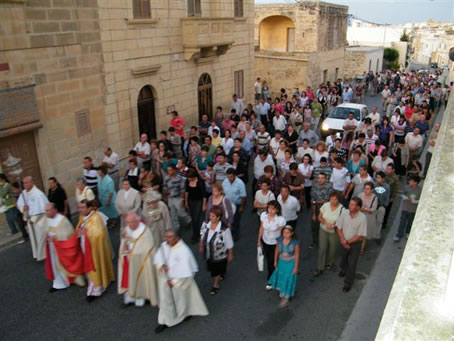 C2 The faithful follow the procession