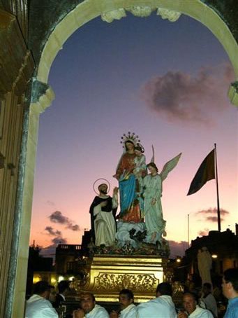 C8 Entering the Basilica