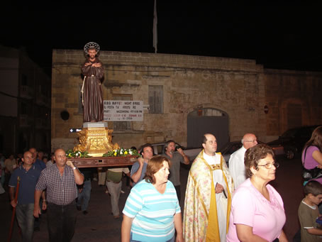 H5 Statue arrives in front of Church