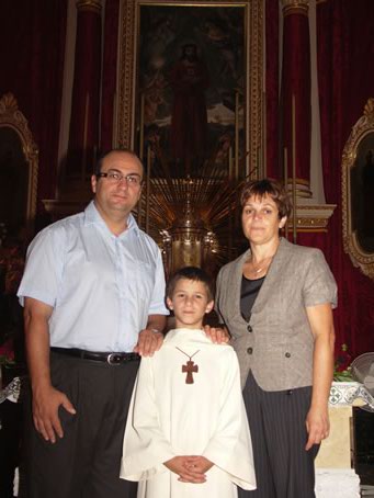 F5 The new altar boy with his parents