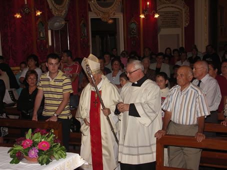 A4 Archbishop Mercieca in front of the Altar