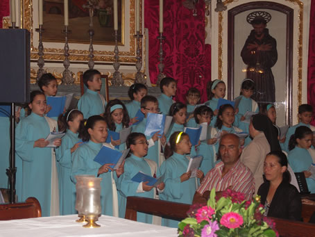 A8 Choir Santa Klara singing the  Kyrie