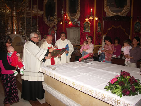 D5 Archbishop prays over the Families