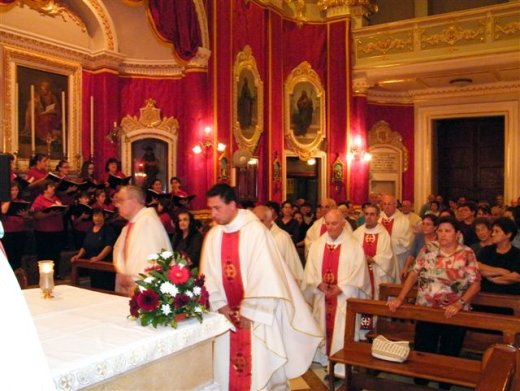 A5 In procession to the altar for Mass