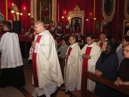 B3 Celebrants move in procession to the altar